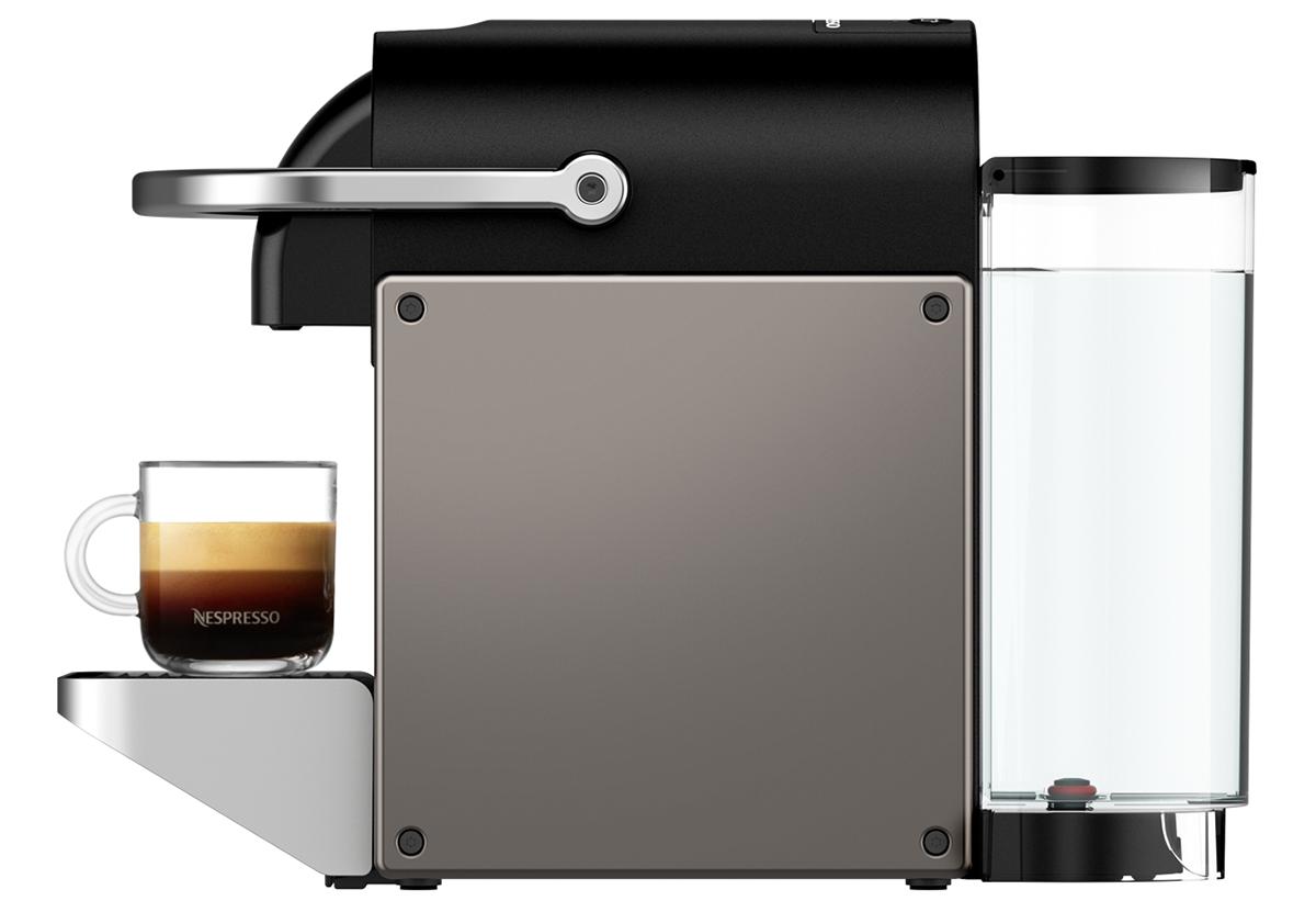 Στην φωτογραφία δείχνει την μηχανή από πλάγια ώστε να φαίνεται και το δοχείο νερό που βρίσκεται πίσω